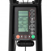 Detaljbild på display med digitala fält, knappar och grönsvart gränssnitt.