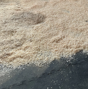 Hästbox med stallmatta under strö – pusselstallmatta i gummi 20 mm