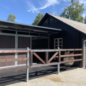 Stallbyggnad och uteyta med gummimattor – slitstark stallmatta för hästar