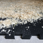 Närbild på pusselkant i gummistallmatta – stötdämpande, lätt att rengöra, 20 mm