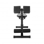 Träningsbänk med tvådelad svart vaddering och tvärstag i stål, sedd framifrån med ryggstödet uppfällt.