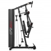 Multigym med viktmagasin och justerbara armar, sedd från sidan med lutande stödben.