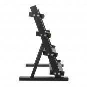 Svart trevånings hantelställ sedd från sidan, med lutande hyllor för hexhantlar.