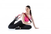 Stretching Belt som används av sittande person för benstretch, visad i inomhusmiljö med fokus på kroppsställning.