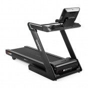 Gymstick GT10.0 löpband i vinkelvy som visar löpytan