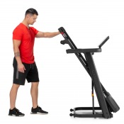 Gymstick GT3.0 löpband använd av person sedd från sidan med handtag och löpyta i fokus