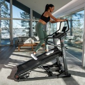 Peak Runner Treadmill i hemmiljö med uppfälld lutning