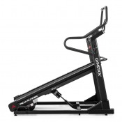 Löpband sett från sidan med upphöjd front, stabil ram och löpyta med sidosteg.