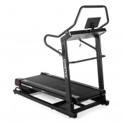 Löpband med lång löpplattform, säkerhetsräcke och displaykonsol, sedd i sned vinkel.