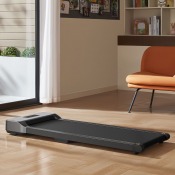 Gymstick WalkingPad Core gåband placerat i hemmiljö under skrivbord med fokus på låg höjd