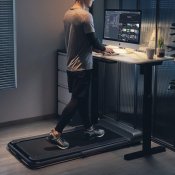 Gymstick WalkingPad Pro i hemmamiljö, visar hur enkelt det kan integreras i ditt vardagsliv för bekväm och flexibel träning.