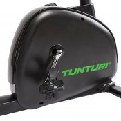 Närbild på pedalerna på Tunturi Competence F20R, visar den säkra fotplaceringen och den robusta konstruktionen.