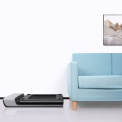 Gymstick WalkingPad gåband placerat i hemmiljö bredvid möbler med fokus på kompakt format