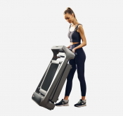 Kingsmith WalkingPad X218 gåband hopfällt i upprätt läge med kompakt form