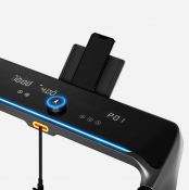 Kingsmith WalkingPad X218 gåband flyttas av person med fokus på hantering och grepp