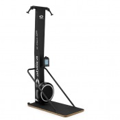 Abilica Premium XC-Classic 2200 skitrainer sedd framifrån med centralt fläkthus och parallella draghandtag.