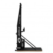 Abilica Premium XC-Classic 2200 skitrainer sedd från sidan med vertikal ram, draglinor och lutad konstruktion.