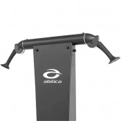 Detaljbild på övre ramsektion med remskivor och parallella draglinor.