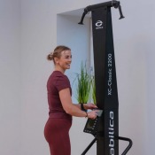 Skitrainer i användning sedd snett framifrån med person och fullt utslag i draglinorna.