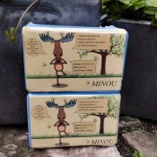 Förpackning till yogablock Minou med tryckt produktbild och text på kartong.