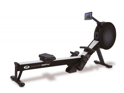 Master Fitness R6040 roddmaskin sedd från sidan i utfällt läge med lång skena, sits på rullhjul och svänghjul framtill