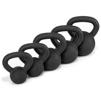 PRO Kettlebell i svart gjutjärn visade i rad med flera vikter sedda i sned vinkel.