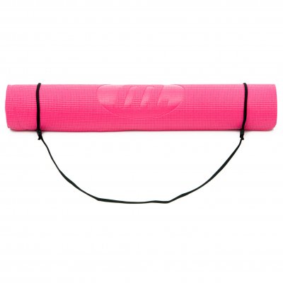 Rosa yogamatta med bärrem och rullad form, fristående mot vit bakgrund.