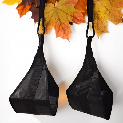 HEfitness Ab Straps med svarta vadderade remmar och metallringar, visade hängande mot vit bakgrund.