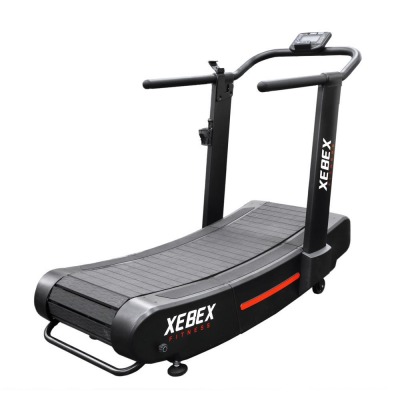 Xebex Runner Smart Connect motorlöst löpband sett snett framifrån med kurvad löpyta och konsol