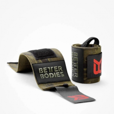 Better Bodies Camo Wrist Wraps handledsstöd med kardborre och tumögla i mörkgrönt kamouflagemönster.