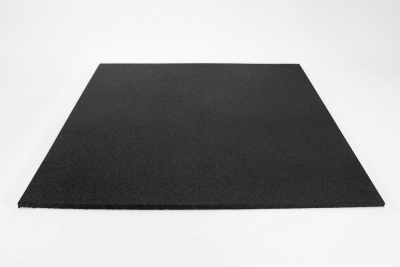 Högkvalitativ, svart Safefloor gymgolvplatta på vit bakgrund. Plattan mäter 100x100 cm och är tillverkad av slitstarkt SBR-gummi