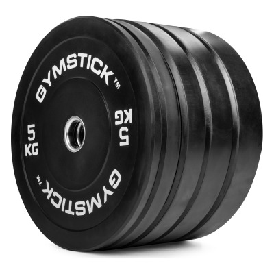 Gymstick bumper plate i svart gummi, staplade viktskivor med vit märkning på kanten.