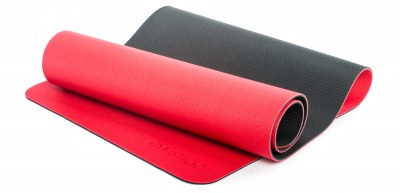 PRO Yoga Mat i rött med svart undersida, hoprullad och utrullad