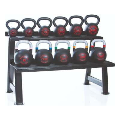 Kettlebellställ i svart stål med två hyllplan fyllda med svarta kettlebells, mot vit bakgrund.