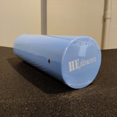 Foam Roller 45 cm slät i blått, liggande på golv med cylindrisk form och rundade ändar.
