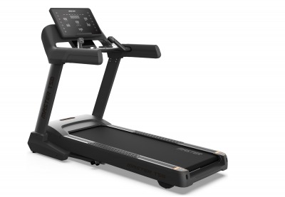 Master Fitness T50 löpband i sned sidovy som visar stabil ramprofil och plan löpyta