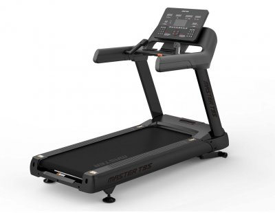 Löpband Master Fitness T95 i svart med bred löpyta och höga handtag, visat i sned vinkel.