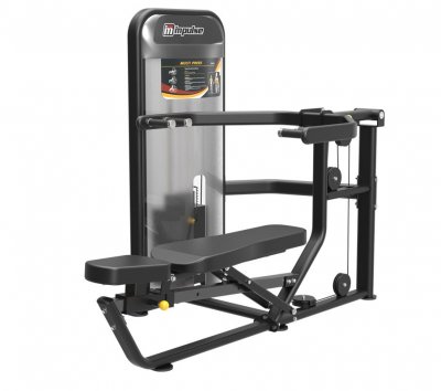 Impulse Multipress svart bröstmaskin med viktmagasin, lutande ryggstöd och pressarmar i stål.