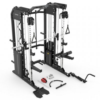 Multigym med smithstång, kabelhandtag och justerbara armar, sedd i sned vinkel mot vit bakgrund.
