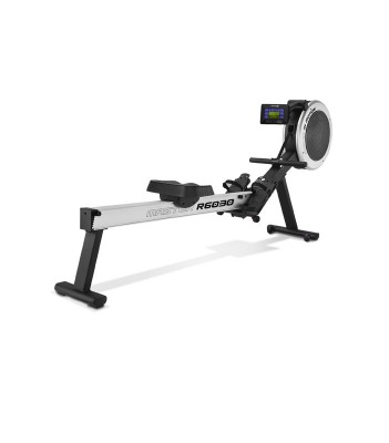 Master Fitness R6030 roddmaskin sedd från sidan i utfällt läge med lång skena, sits på rullhjul och draghandtag