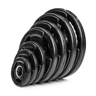 Rubber Weight Plate 50 mm med flera svarta gummiviktskivor staplade i avtagande storlek, fristående.