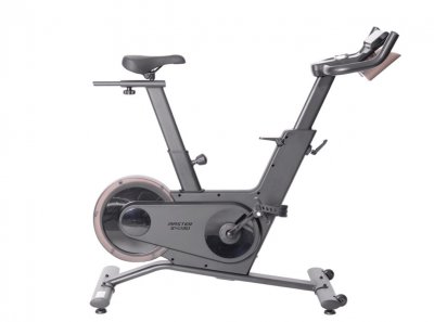 Master Fitness spinningcykel S4030 med svart ram och svänghjul, sedd från sidan.