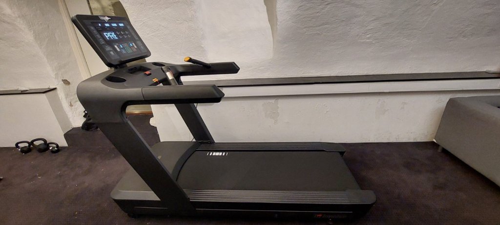 Impulse AC810 löpband på plats i ett valvgym hos en ambassad i Gamla Stan